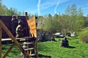 Rabat na pakiet paintballowy Porucznik (100 kul + wszystkie niezbędne akcesoria), na wynajęcie strzelnicy bądź toru do Axe Throwing (1,5h)