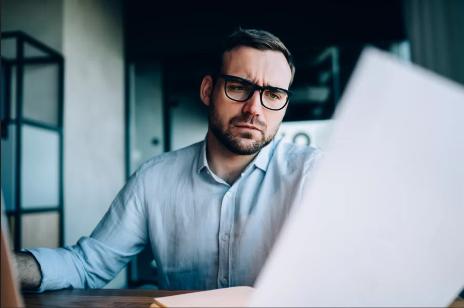 Rozpraszacze w pracy – jak wpływają na skupienie? Jak je wyeliminować?