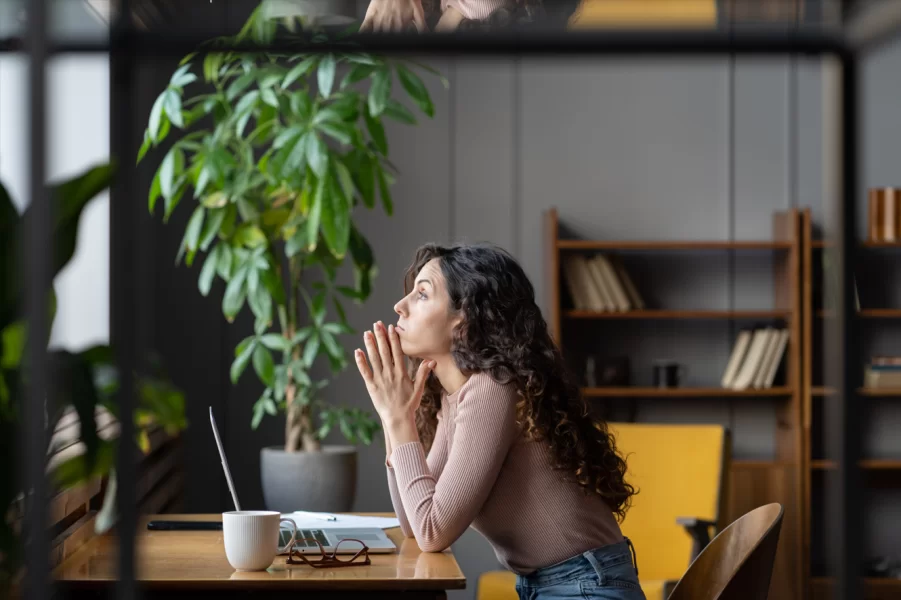 Syndrom oszusta - czym jest i jak wpływa na pracę?