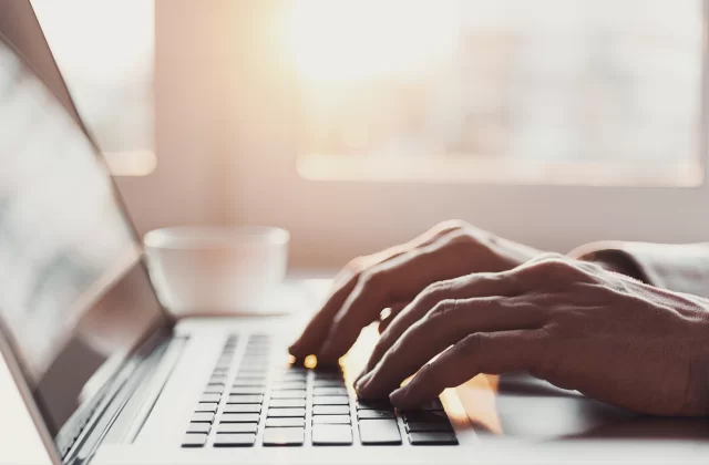 Przebodźcowanie w pracy – jak sobie z nim radzić?