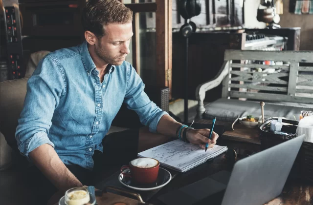 Przerwy w pracy przy komputerze – ile ich tak naprawdę przysługuje?