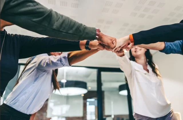 Styczniowe wyzwanie fitness w biurze – pomysły na wspólne treningi