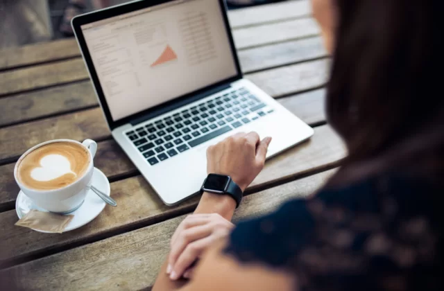 Samoocena pracownika w procesie oceny okresowej. Jak wykorzystać ją do zwiększenia efektywności zespołu?