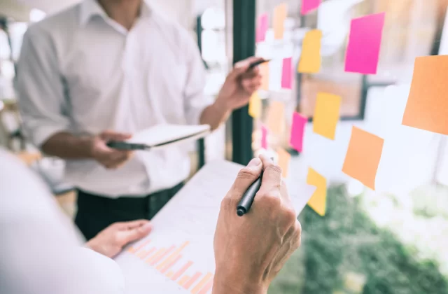 Programy rozwojowe w firmie – jak je wdrożyć, by zwiększyć zaangażowanie i efektywność zespołu?