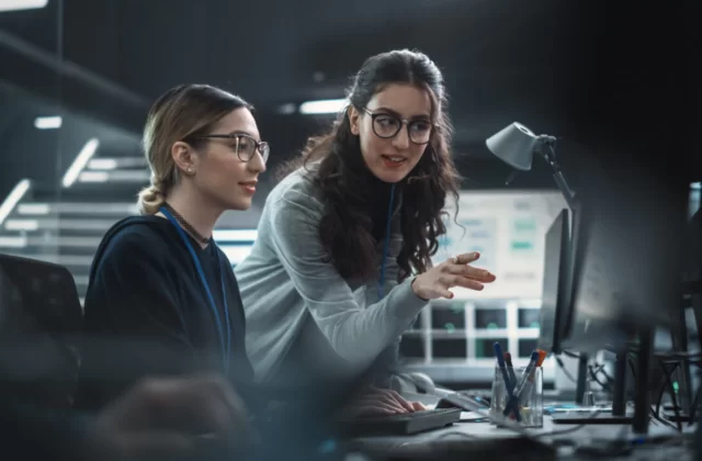 Czym jest shadowing? Poznaj skuteczną metodę rozwoju firmy