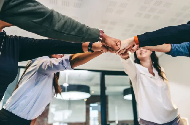 Współpraca międzydziałowa - jak poprawić komunikację i efektywność zespołów?
