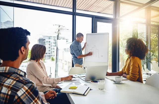 Efektywne zarządzanie zespołem w trybie hybrydowym. Wyzwania i dobre praktyki