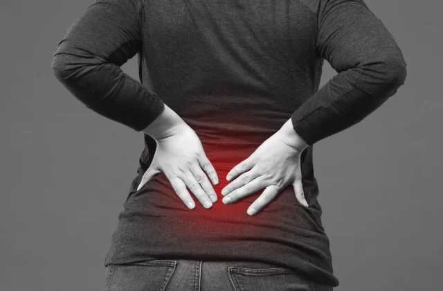 Ból lędźwi – co jest przyczyną i jak sobie z nim radzić?
