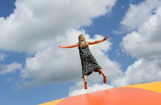 CZY SKAKANIE NA TRAMPOLINIE JEST BEZPIECZNE DLA DZIECI?