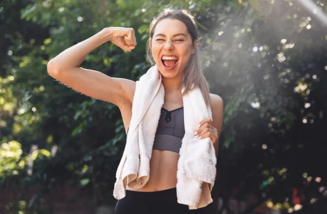 Piękna sylwetka nie tylko na wakacje – jak ją utrzymać? Czy warto rezygnować z treningów podczas urlopu?