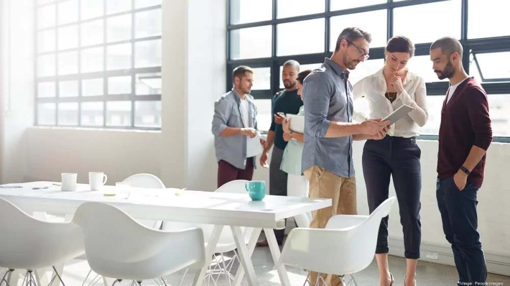 Aktywne biurka – stojąca rewolucja w miejscu pracy