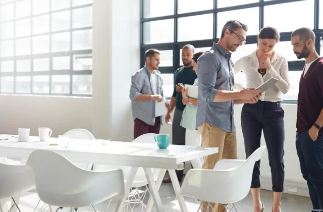 Aktywne biurka – stojąca rewolucja w miejscu pracy